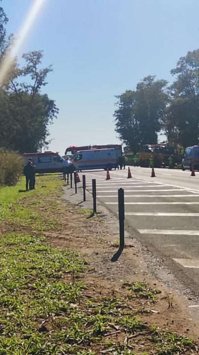 Foto 2 de 6 — AGORA: Acidente na SP-255 deixa três mortos em Boa Esperança do Sul